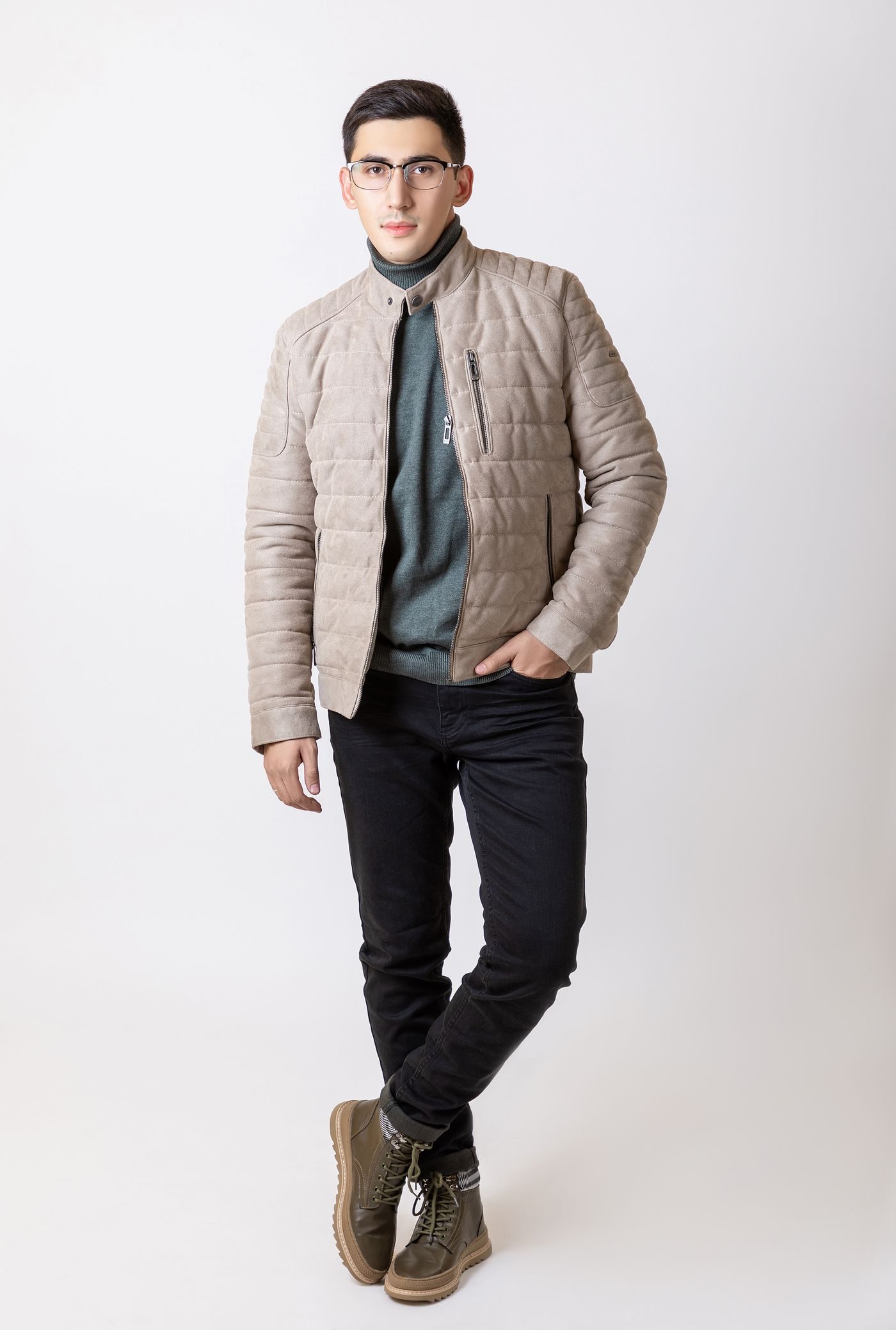 Hombre con chaqueta y jeans en estudio blanco